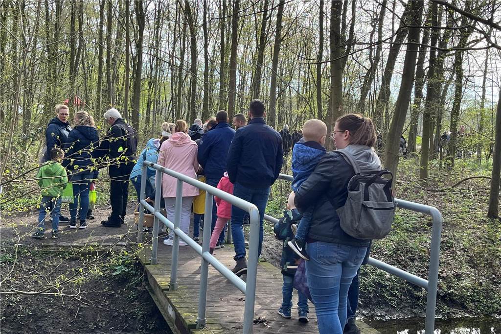 Die Ostereier-Suche im Lüffe Park in Selm fand nun zum 47. Mal statt. Endlich wieder nach lange Coronapause, fanden Veranstalter und die viele Kinder, die freudestrahlend durch den Park flitzten und mit Körbchen voller bunter Eier wieder hinauspazierten.