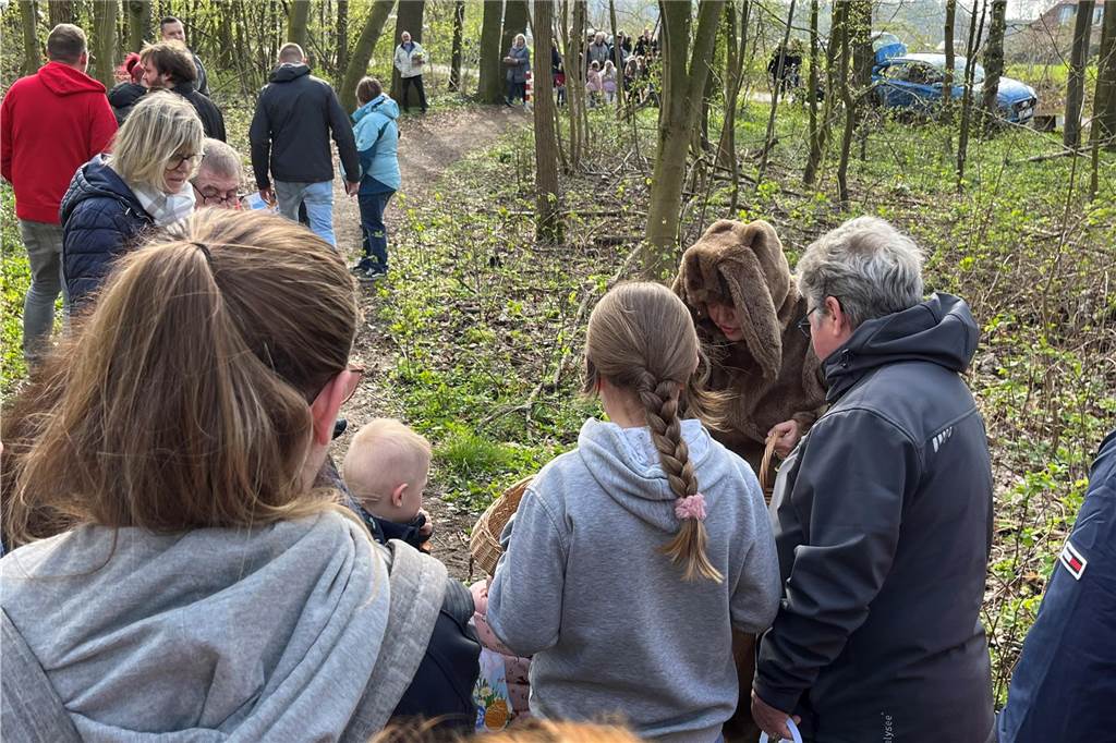 Die Ostereier-Suche im Lüffe Park in Selm fand nun zum 47. Mal statt. Endlich wieder nach lange Coronapause, fanden Veranstalter und die viele Kinder, die freudestrahlend durch den Park flitzten und mit Körbchen voller bunter Eier wieder hinauspazierten.
