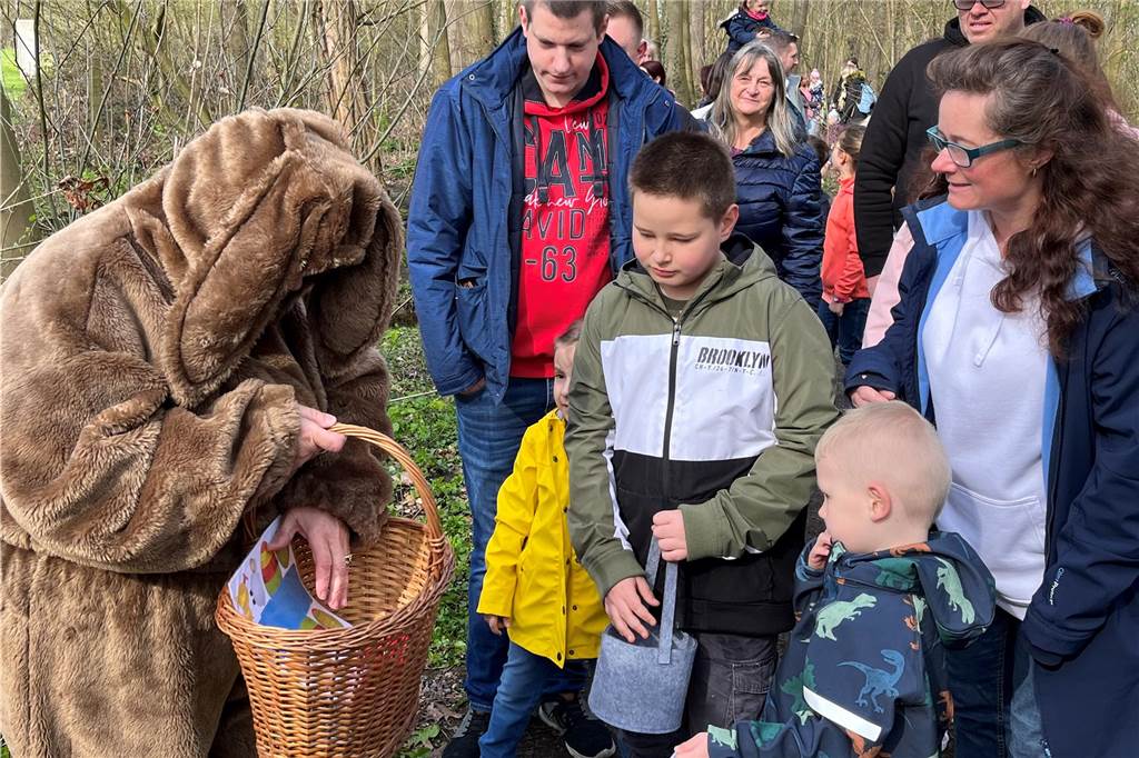 Die Ostereier-Suche im Lüffe Park in Selm fand nun zum 47. Mal statt. Endlich wieder nach lange Coronapause, fanden Veranstalter und die viele Kinder, die freudestrahlend durch den Park flitzten und mit Körbchen voller bunter Eier wieder hinauspazierten.
