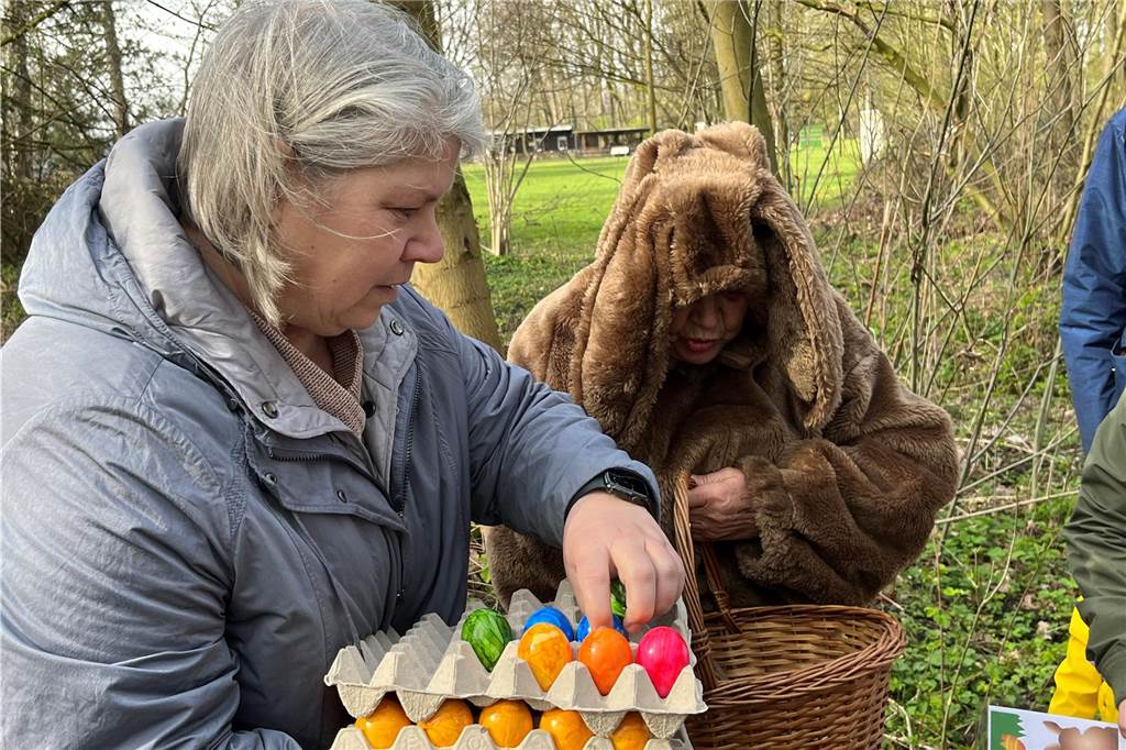 Die Ostereier-Suche im Lüffe Park in Selm fand nun zum 47. Mal statt. Endlich wieder nach lange Coronapause, fanden Veranstalter und die viele Kinder, die freudestrahlend durch den Park flitzten und mit Körbchen voller bunter Eier wieder hinauspazierten.