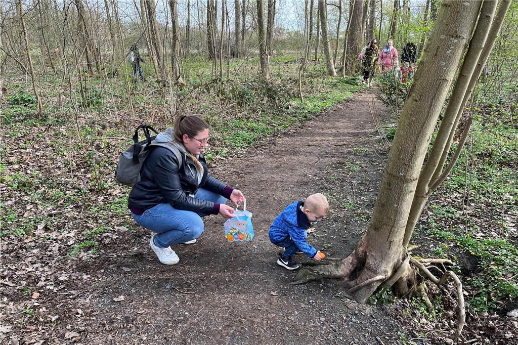 Die Ostereier-Suche im Lüffe Park in Selm fand nun zum 47. Mal statt. Endlich wieder nach lange Coronapause, fanden Veranstalter und die viele Kinder, die freudestrahlend durch den Park flitzten und mit Körbchen voller bunter Eier wieder hinauspazierten.
