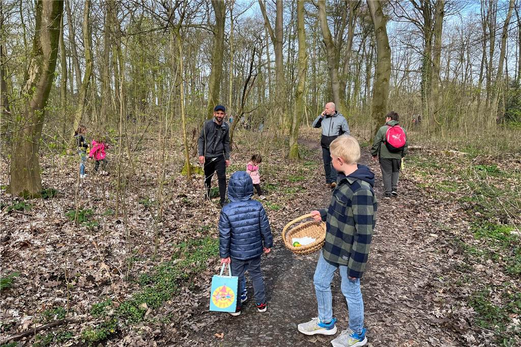 Die Ostereier-Suche im Lüffe Park in Selm fand nun zum 47. Mal statt. Endlich wieder nach lange Coronapause, fanden Veranstalter und die viele Kinder, die freudestrahlend durch den Park flitzten und mit Körbchen voller bunter Eier wieder hinauspazierten.