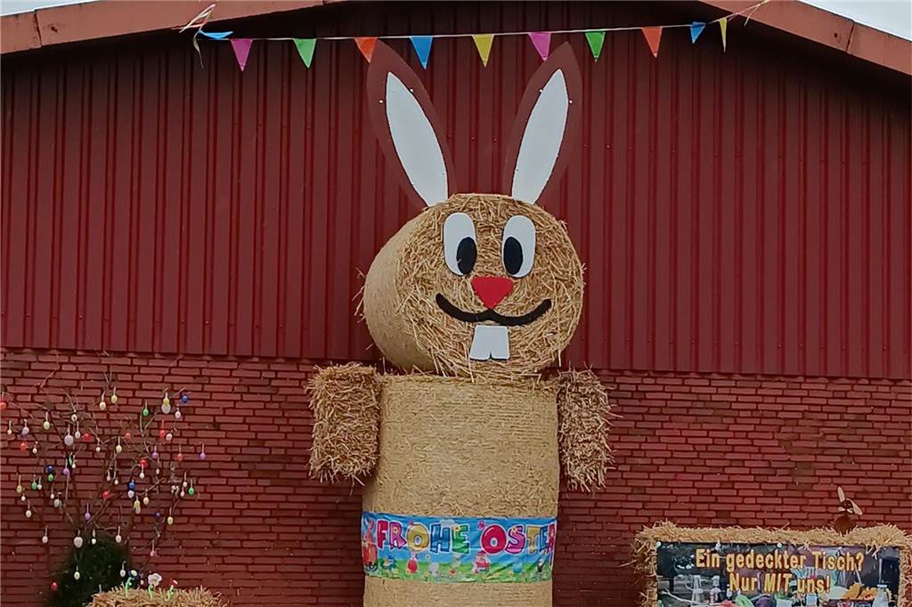 Oft ein Ziel von Radtouren: Marcel Richmering (31) „bastelt“ riesige Osterhasen Die Osterhasen der Radtour bleiben vermutlich noch bis zum 01. Mai auf den Höfen stehen.