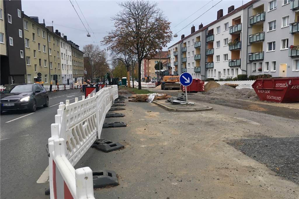 Fahrrad- statt Autospur: Wichtige Innenstadt-Straße soll umgebaut werden Die Ostseite des Heiligen Wegs ist zurzeit eine Baustelle. DEW21 lässt hier eine neue Fernwärmeleitung verlegen.