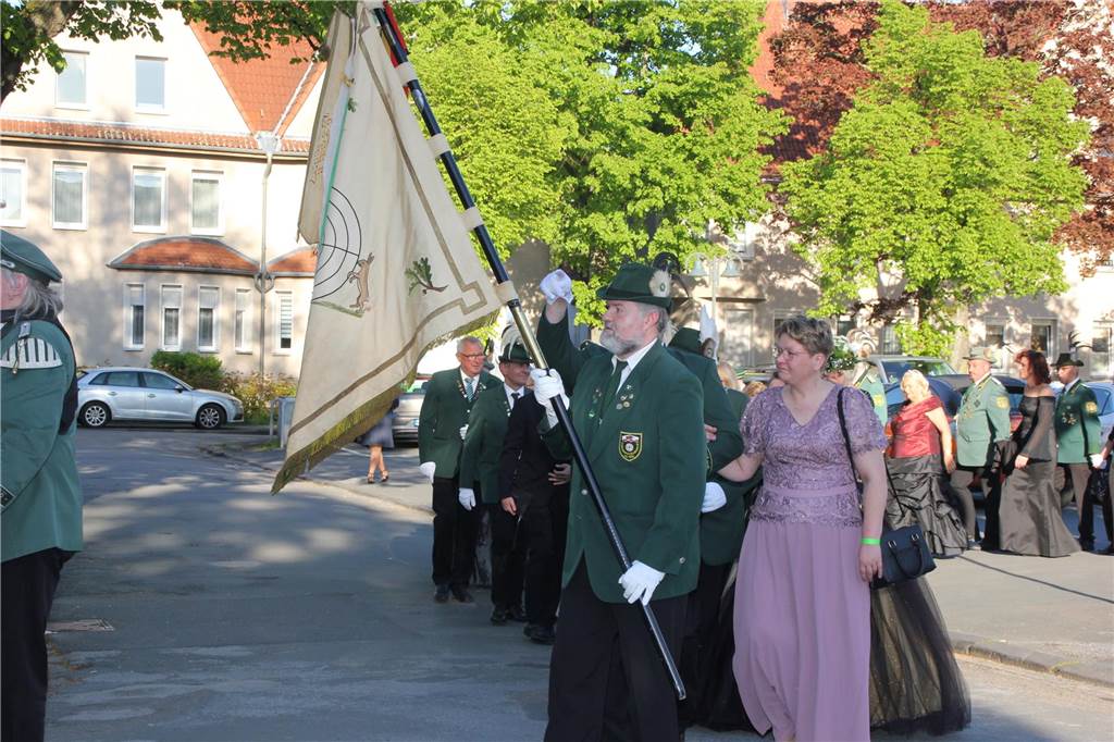 Die Paare des Schützenvereins Brambauer paradieren durch Brambauer.