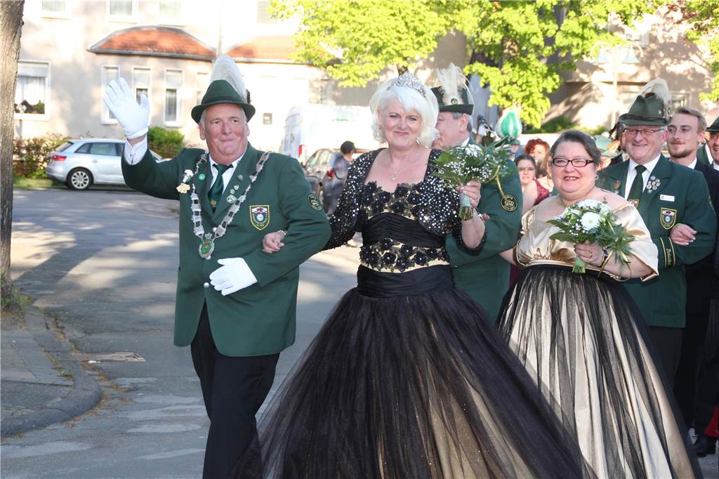 Die Paare des Schützenvereins Brambauer paradieren durch Brambauer.