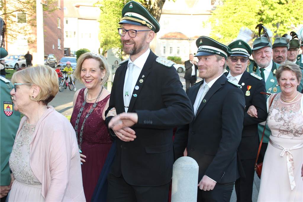 Die Paare des Schützenvereins Brambauer paradieren durch Brambauer.