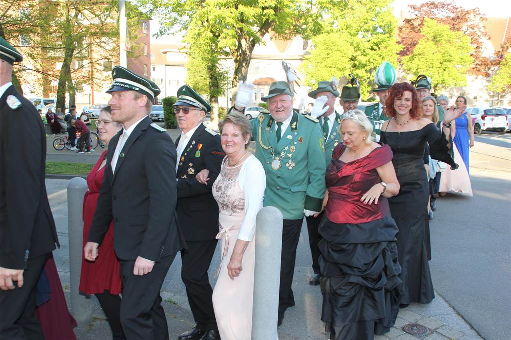 Die Paare des Schützenvereins Brambauer paradieren durch Brambauer.