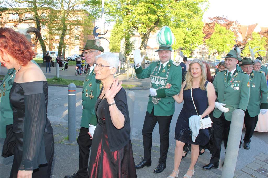 Die Paare des Schützenvereins Brambauer paradieren durch Brambauer.