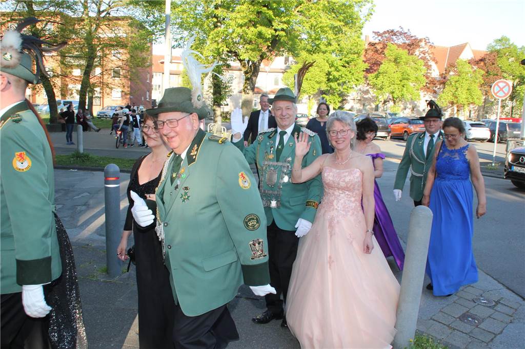 Die Paare des Schützenvereins Brambauer paradieren durch Brambauer.
