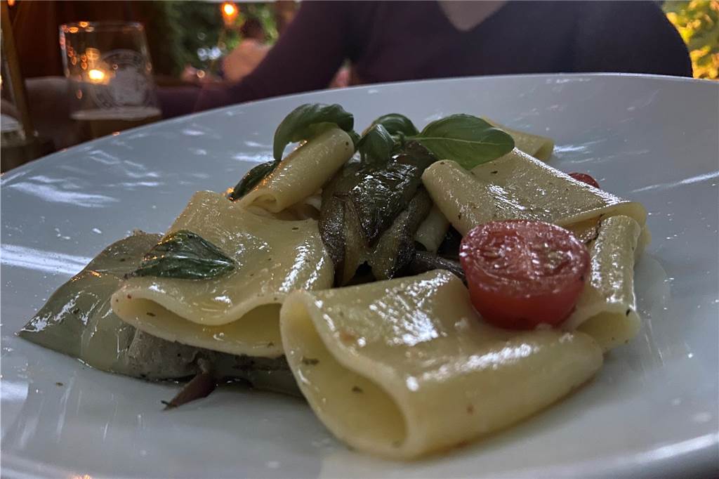 Die Trattoria Puglia im Biergarten-Check: Ein kleines Stück Italien Die Paccheri, große Röhrennudeln schmecken ungewöhnlich und passen gut zum Gemüse.