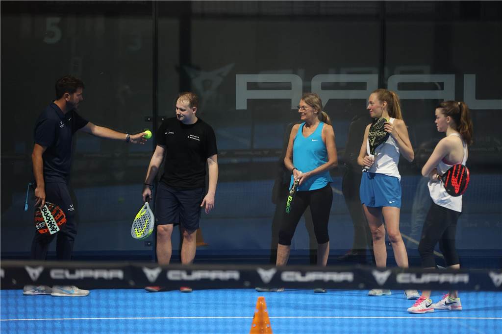 Die Padelbox hatte am Wochenende hochkarätigen Besuch. Mit der Rafael-Nadal-Academy war eine der erfolgreichsten Padel-Akademien zu Gast. Wir waren mit der Kamera dabei.
