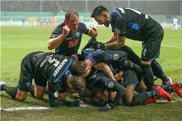 Die Paderborner Spieler feiern den Treffer zum 1:0. Foto: Friso Gentsch