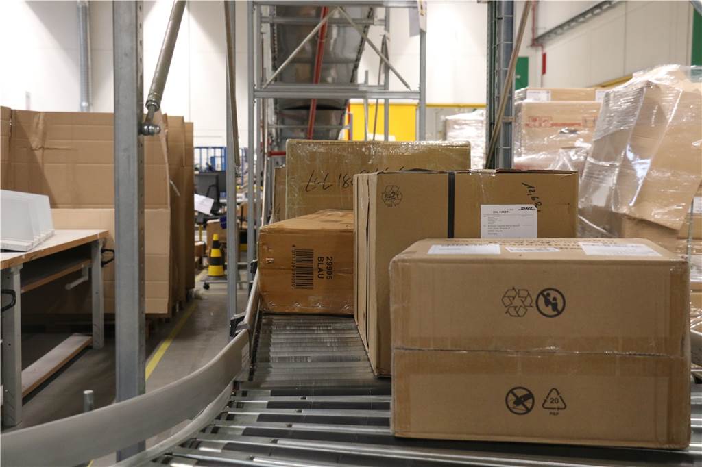 Von der Bestellung bis zur Auslieferung - So ist der Weg des Pakets bei Amazon Die Pakete der Drittanbieter kommen auf einem Band an.
