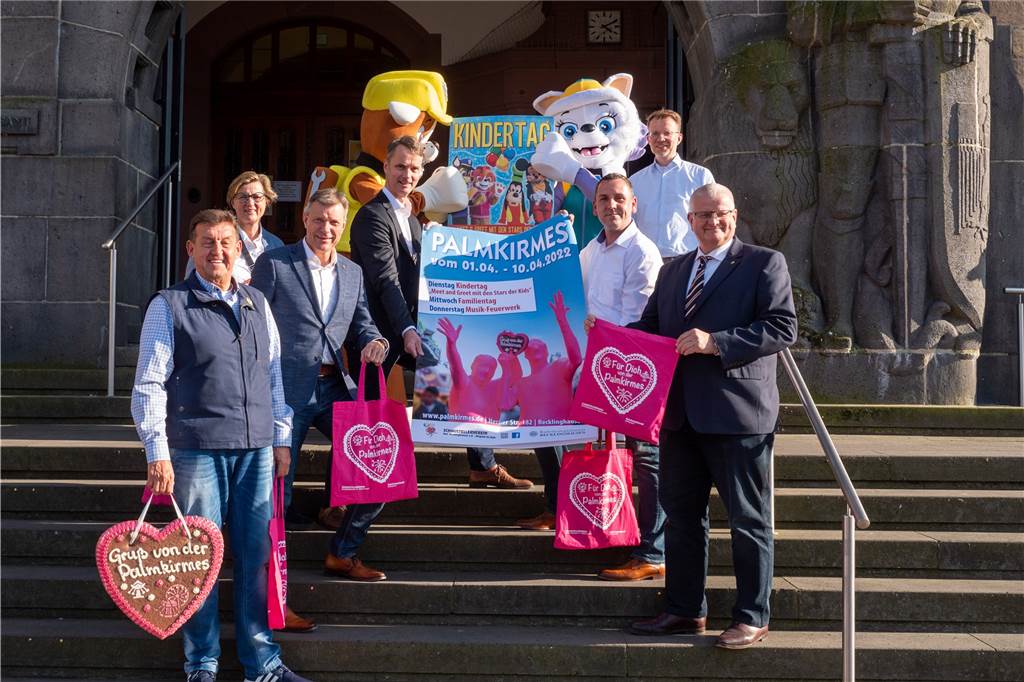 Countdown läuft: Palmkirmes Recklinghausen findet endlich wieder statt Die Palmkirmes-Akteure um Richard Abendroth (l., Vorsitzender des Schaustellervereins) und Bürgermeister Christoph Tesche (3.v.l.) freuen sich, dass es nach zwei Jahren Pause auf dem Saatbruchgelände endlich wieder bunt, laut und schnell wird.