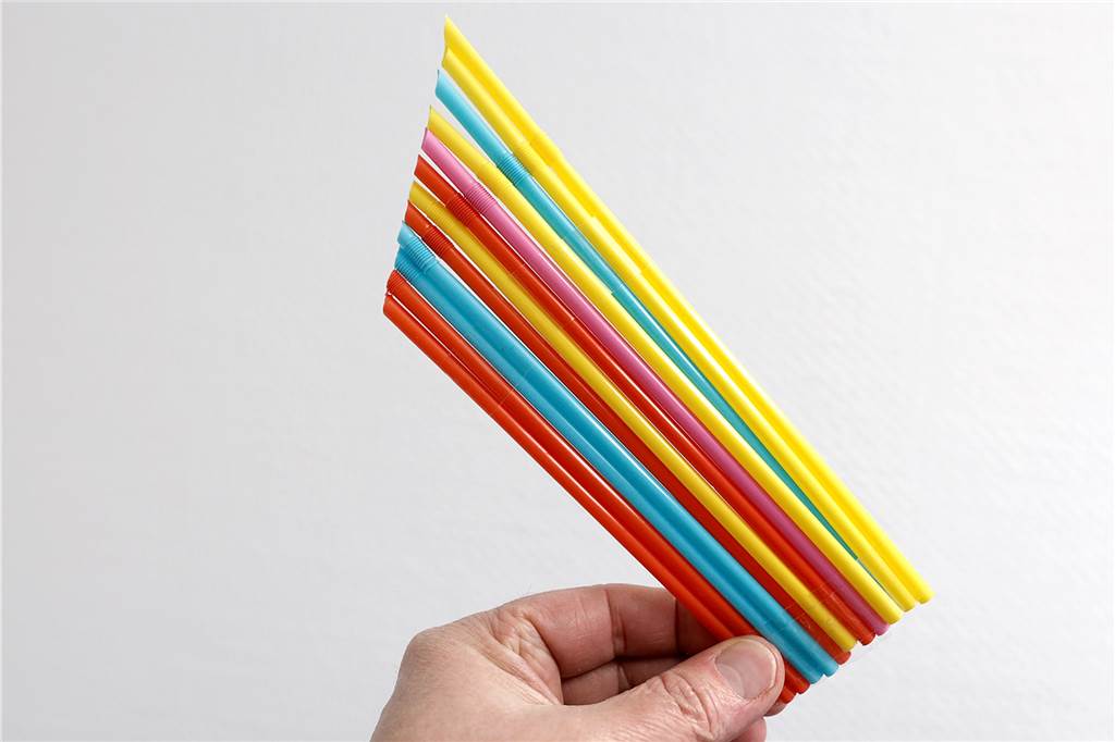 Musizieren für Kinder: Instrumente leicht selber bauen Die Panflöte aus Strohalmen ist ebenfalls ein beliebtes Instrument unter Kindern.