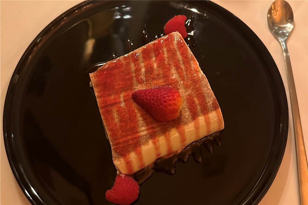 Das „La Romantica“ im Restaurant-Check: Ein Kurzurlaub in Neapel Die Panna Cotta gibt es wahlweise mit Caramel oder Erdbeere.
