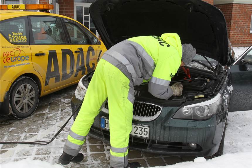 Die Pannenhelfer des ADAC haben bei der Kälte derzeit fast viermal soviel zu tun wie sonst. 85 Prozent aller Einsätze erfolgen für Starthilfe bzw. wegen defekter Batterien.