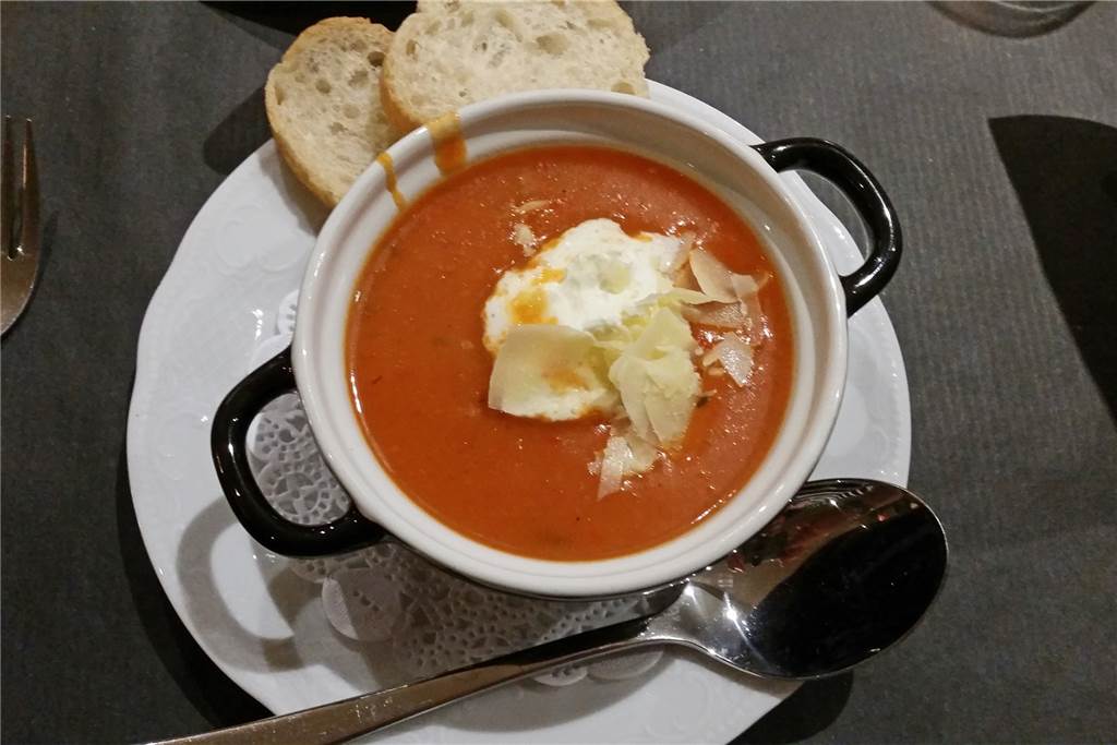 Harry Engbers (57) interpretiert im Restaurant Oldenkott die deutsche Küche neu Die Paprika-Tomaten-Suppe mit Creme Fraiche und Käsespähnen