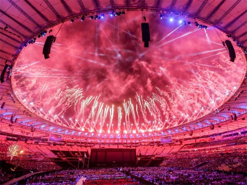 Rios Herz und die Angst, was kommt Die Paralympics wurden mit einem gigantischen Feuerwerk beendet. Foto: Kay Nietfeld