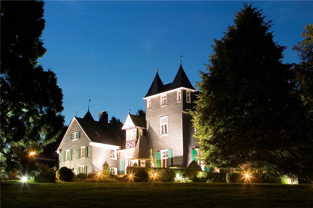 Das Haupthaus des Schlosses Grünewald, aufgenommen am Samstag (16.08.2008) in Solingen.