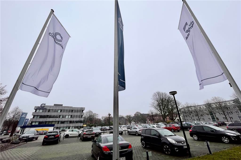 Continentale zieht um: Was wird aus den Grundstücken an der Ruhrallee? Die Parkplätze an der früheren ADAC-Dependance gehören ebenso zum Kaufpaket wie das Heinz-Bach-Haus (r.).