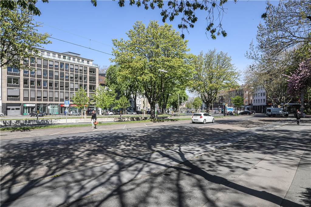 Paket-Laster blockieren Straßen – neues Konzept soll damit Schluss machen Die Parkplatzfläche am Ostwall soll ein Umschlagplatz für Paketdienste in der Innenstadt werden.