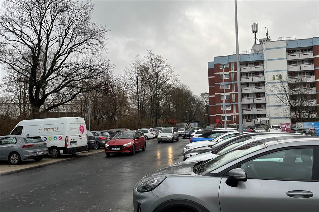 Die Parkplatzsituation an der neuen Aldi-Filiale gestaltet sich kompliziert.