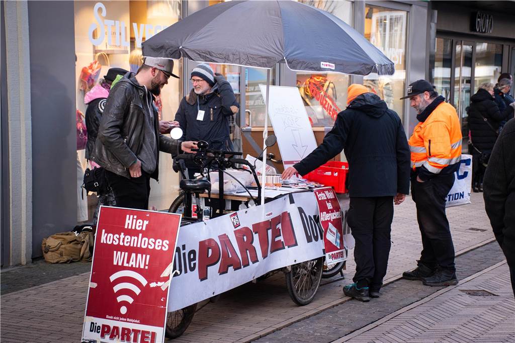 Dorstener Gedenken dem Holocaust und protestieren gegen AfD-Stand Die Partei "Die PARTEI" hat gegenüber des AfD-Standes einen eigenen Stand in der Dorstener Fußgängerzone aufgebaut.