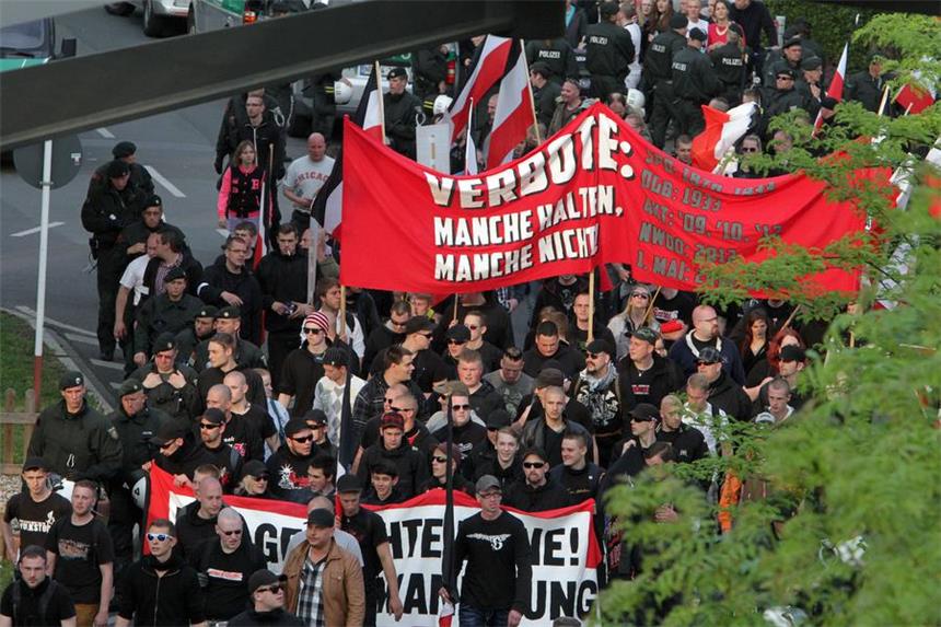 Klage abgewiesen: Nationaler Widerstand bleibt verboten Die Partei "Die Rechte" forderte in der Vergangenheit wiederholt die Aufhebung des NWDO-Verbots - etwa auf ihrer Demo durch den Dortmunder Westen am 1. Mai. Die Bundesregierung sieht in der Partei ein Sammelbecken der verbotenen Kameradschaftler.