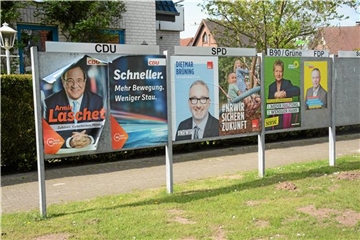 Die Parteien können nicht „einfach so“ Wahlwerbung auf diesen Tafeln anbringen. Die Stadt ermittelt die anteiligen Plakatflächen anhand der Wahlergebnisse der letzten Wahlen. CDU und SPD bekommen je eine Tafel, die Grünen und die FDP je eine halbe, für die „Sonstigen“ gibt es eine Tafel.