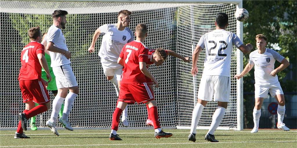 Die Partie von Viktoria Resse, hier in den roten Trikots beim Gastspiel beim FC Marl, gegen den VfB Günnigfeld wurde abgebrochen.