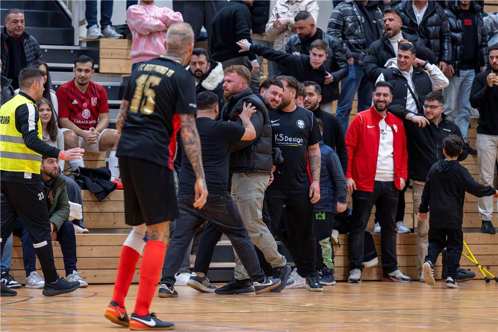 Würgegriff, Ohrpfeigen und Sensation in wilder Halle Brackel: C-Ligist eine Runde weiter Die Partie zwischen dem FC und Osmanlispor war minutenlang unterbrochen.