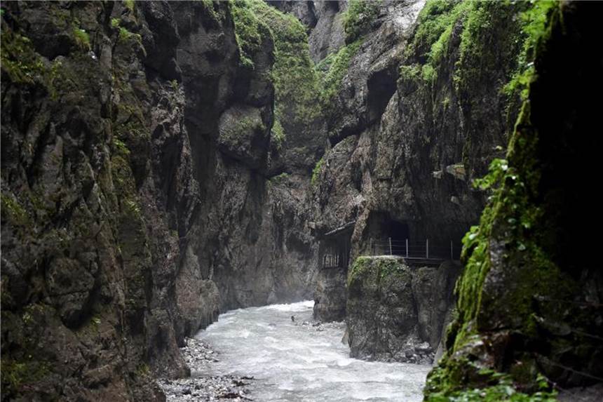 Die Partnach fließt durch die Partnachklamm. Das Tourismusziel öffnet am ersten August-Samstag wieder für Besucher. Foto: Angelika Warmuth