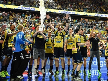 Die Party der Rhein-Neckar Löwen begann in der Halle und geht auf Mallorca weiter. Foto: Uwe Anspach
