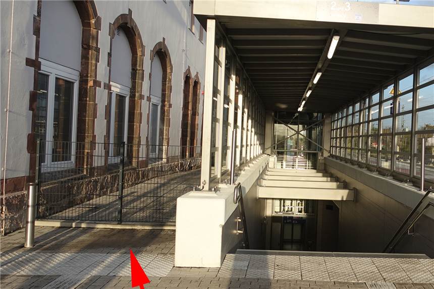 Rollstuhlfahrer müssen am Bahnhof Umwege machen - war das unumgänglich? Die Passage zwischen Bahnhofsgebäude und Treppenabgang ist versperrt.
