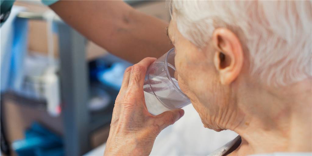 Krankenhaus Dorsten: Frische Luft, viel Wasser und eine eiskalte Überraschung Patientin trinkt Wasser