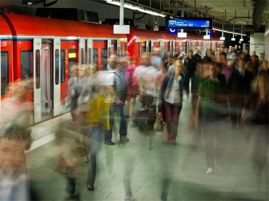 Zahl der Pendler erreicht Rekord Die Pendler-Hauptstadt ist München. Danach folgt Frankfurt am Main (im Bild). Foto: Christoph Schmidt/dpa
