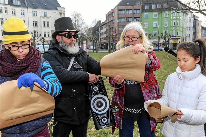 Mini-Revolution für eine offene Gesellschaft Die Performance-Künstlerin und Quartiers-Bewohnerin Birgitt Schuster verliest stolz die Verfassung des grenzenlosen Borsigplatzes.