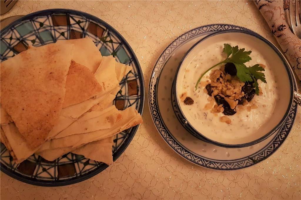 Das Soraya an der Märkischen Straße: Essen wie im Wohnzimmer einer persischen Mama Die perische Antwort auf Zaziki: „Masto Chiar“, ein Gurkenjoghurt mit Rosinen, Walnüssen, Minze und Dill.