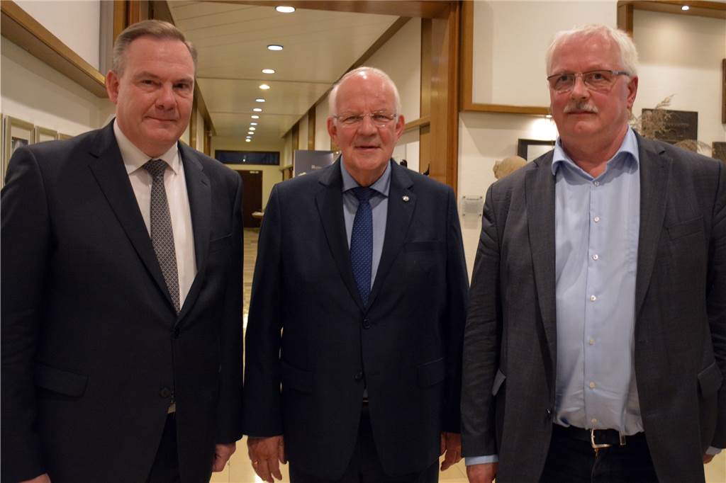 Die Pestel-Wohnungsmarkt-Studie ist am Mittwoch im Rat vorgestellt worden. Von links: Helmut Terhörst (Sparkasse Westmünsterland), Bürgermeister Helmut Könning und Matthias Günther vom Pestel-Institut aus Hannover.