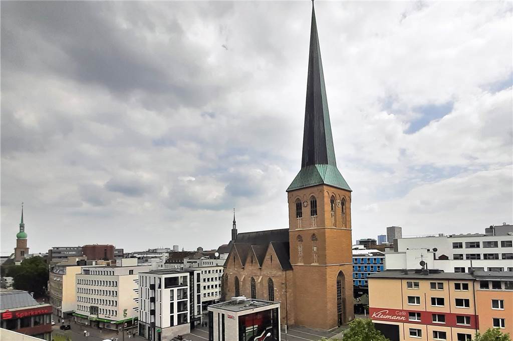 Die Petrikirche mit ihrem hochaufragenden Turmhelm ist ein Blickfang in der Dortmunder City.