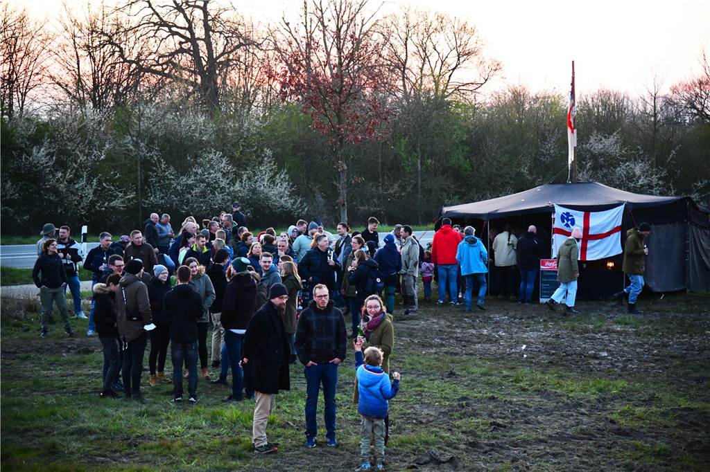 Die Pfadfinder Gruppe Nordkirchen hat eine Jurte aufgebaut, um für das leibliche Wohl ihrer knapp 200 Gäste beim Osterfeuer zu sorgen. Verkauft wurden übrigens nur regional eingekaufte Speisen und Getränke.