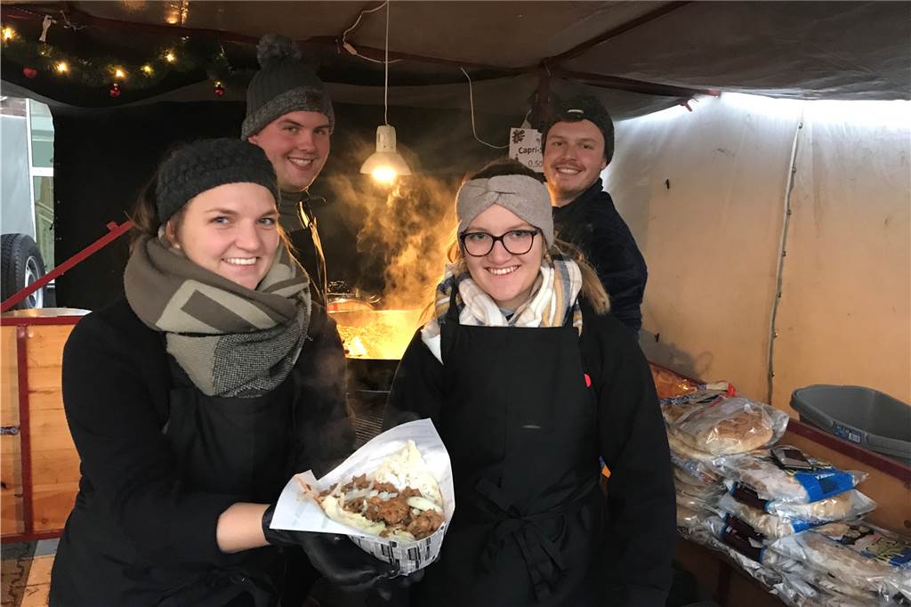 Adventsmarkt in Selm: Wie weit kommen zwei Erwachsene mit 20 Euro? Die Pfadfinder serviere Gyros erstmals als Pita.