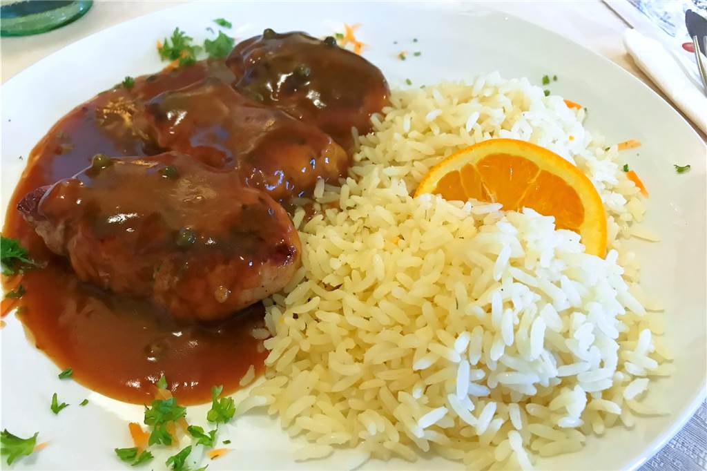 Die Pfeffer-Schweine-Medaillons mit Butterreis
