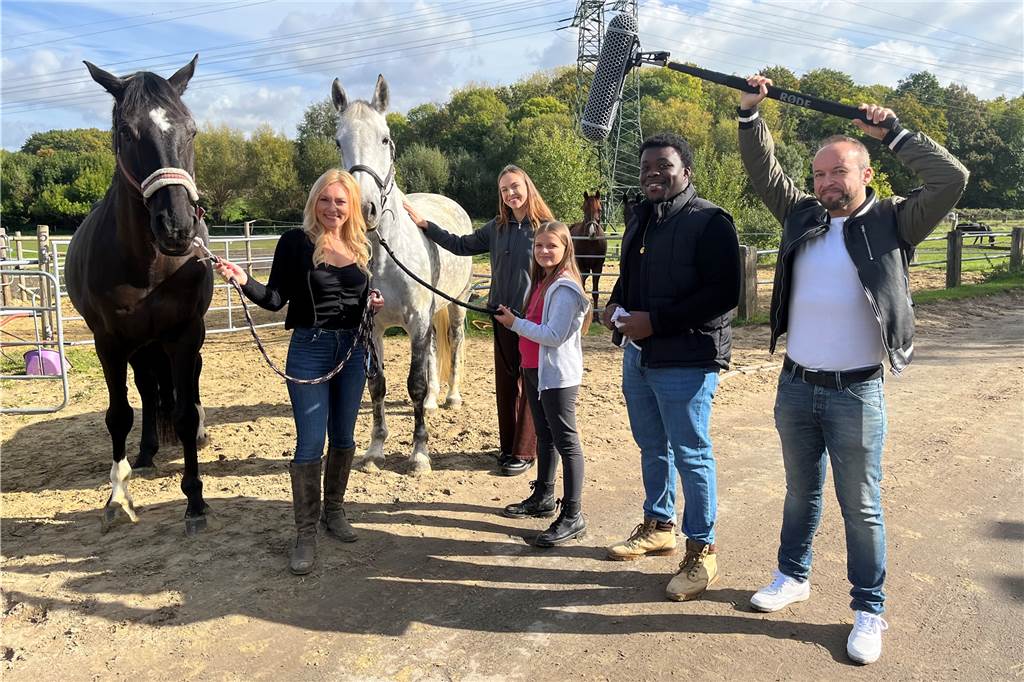 Filmdreh auf Pferdehof in Lünen: Autos werden zur Geduldsprobe am Set Die Pferde spielen in den Szenen in Lünen eine besondere Rolle.