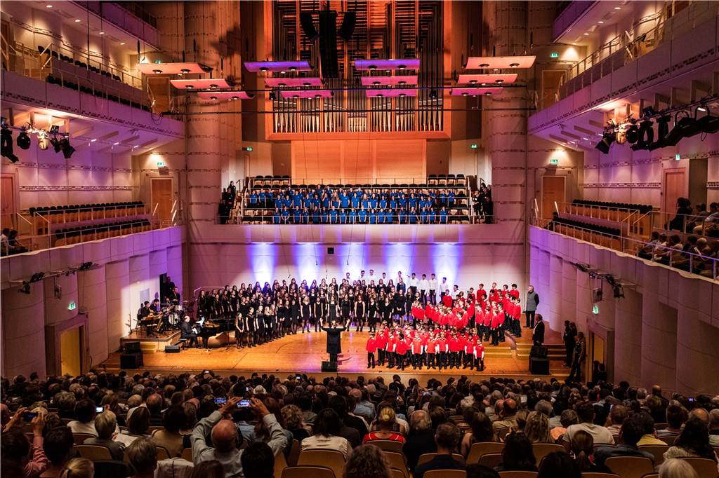 20 Jahre Chorakademie Dortmund: Die größte Singschule Europas Chöre stehen auf der Bühne im Konzerthaus Dortmund.