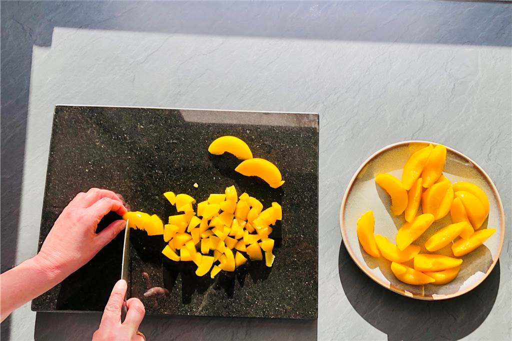 Leckere Pfirsich-Schmand-Torte zu Ostern – so einfach geht‘s Die Pfirsiche in Würfel schneiden.