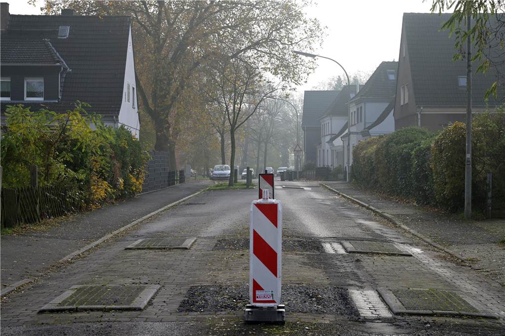 Anwohner ärgern sich über Bauarbeiten: „Wären gerne früher informiert worden“ Pflasterkisten in der Lenaustraße