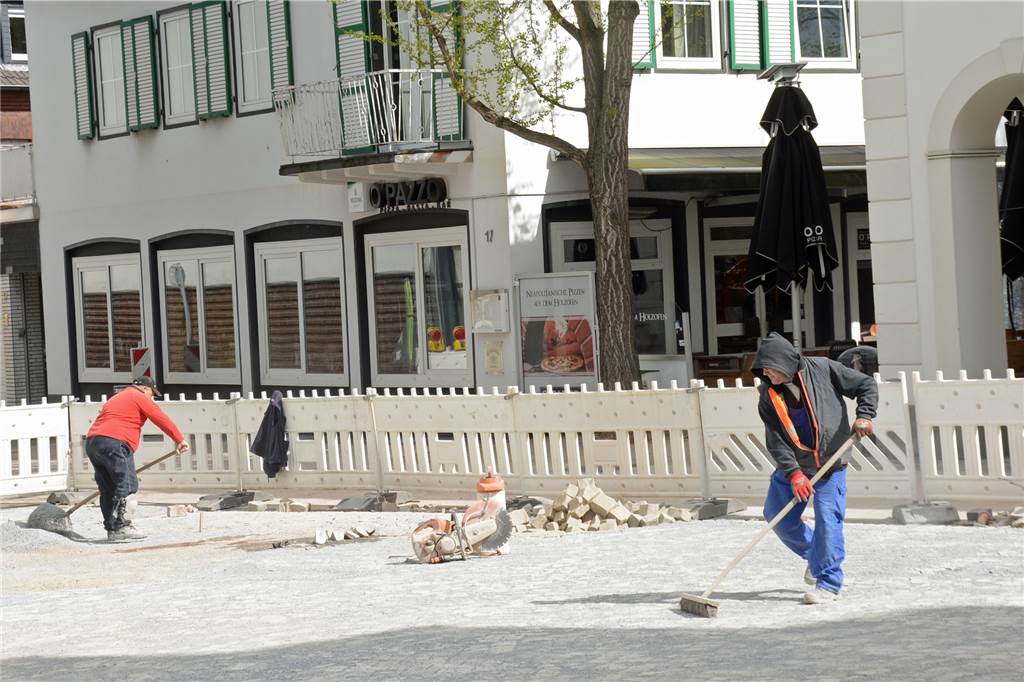 Straße gesperrt: Neuer Bauabschnitt in der Fußgängerzone ist gestartet Die Pflasterkolonne ist auf dem Marktplatz ist schon weit gekommen, auch der frühere Standort des Tisa-Brunnens vor dem Alten Rathaus wurde übergangsweise gepflastert.